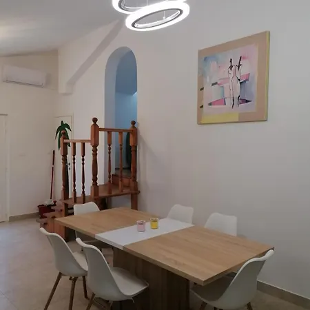 Julia Apartment *